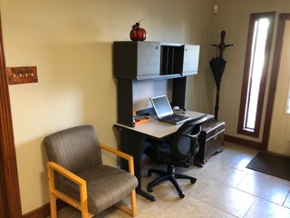 CreativeWorksp1's tweet image. Pic of a small office environment that can be rented as part of a bigger package, or alone, by itself.  officespacerentleasenavasotatexas.com  #rent #lease #houston #texas #navasota #real #estate #rentals #leasing #office #space #grimes #county #harris #co working