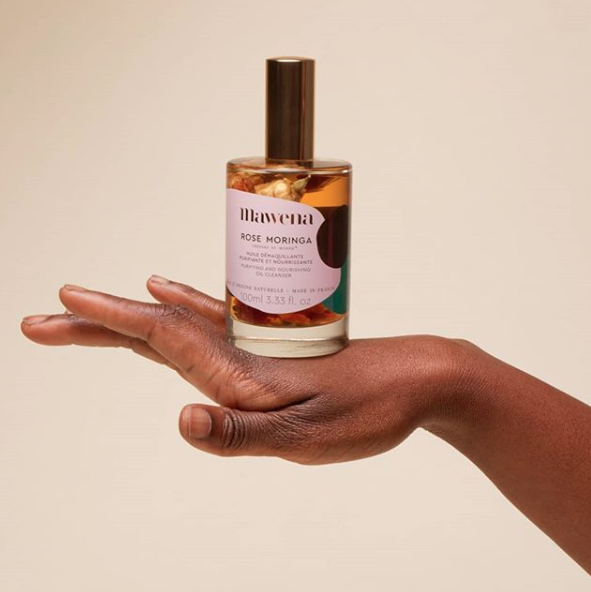 Mawenabeauty's tweet photo. // MAWENA &amp; CO // 🌸⁠

On adore la texture de notre #huile #démaquillante #RoseMoringa✨Pourquoi ?  Parce qu'il ne laisse pas de film gras après son utilisation et procure une #peau #douce. Rien de mieux après une longue journée 😍⁠

#mawena #beautenaturelle #FallingInGreen https://t.co/yVsmSvEBU3