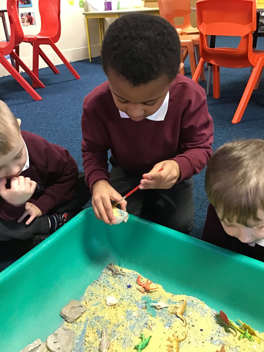HartleyBrookPri's tweet photo. This afternoon we discovered some fossils in our classroom. We carefully dusted them and found which object they matched. #findingfossils https://t.co/53DeV6dN9N