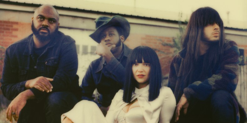 Khruangbin x Leon Bridges = that Texas heat you need to keep your January feelin warm 🔥🔥🔥🔥
Their Texas Sun ep drops on 2/7 via Dead Oceans 
Give a listen below

nightvisionsradio.com/khruangbin-leo…