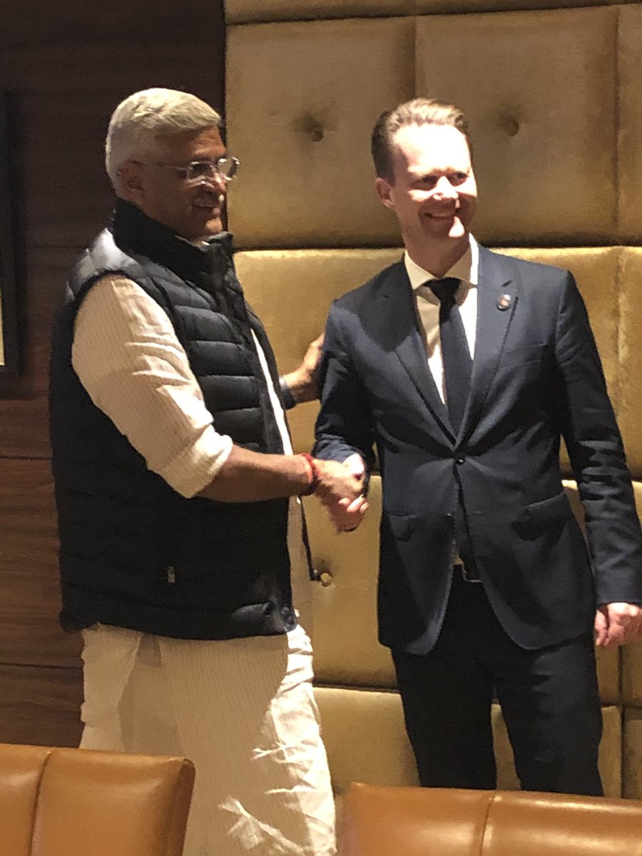 svane_freddy's tweet photo. Excellent meeting with @MoJSDoWRRDGR minister Shekhawat @gssjodhpur  and Minister @JeppeKofod    Both ministers agreed to work more closely on the water agenda. @DenmarkinIndia @DanishMFA https://t.co/jrbydghaQ5
