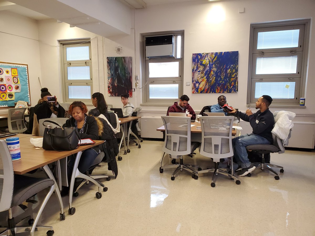 TechSavvy_Teach's tweet photo. Starting looking at the different types of VR headsets and some hands-on exploration
#VR #VRChat #VirtualReality #VirtualPhotography #teachingstem2020 #district75 @LizTd75 https://t.co/pj5OSOkt1N