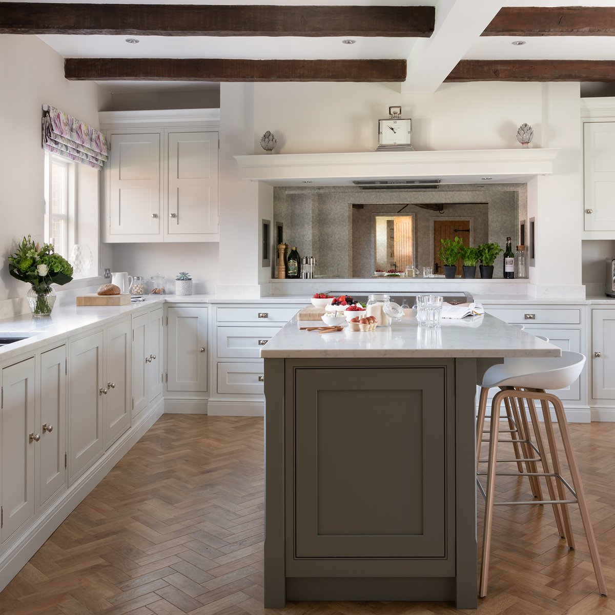 CRLstone's tweet photo. The mirrored splashback definitely draws the eye and creates a wow factor in this kitchen. Combined with the CRL Quartz Verona worktops and lighter flooring it creates a brighter space and makes the kitchen look bigger.
📷 @paullmcraig
#splashback #quartzworktop #brightkitchen https://t.co/DLyrjpJyvz