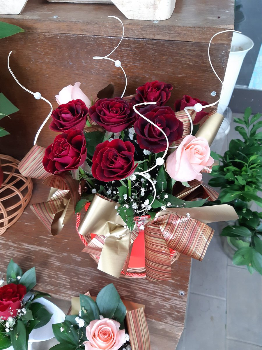 zare_entuzijast's tweet photo. #flowerbox #boxofroses #roses #redroses #babyroses #gypsophila #spiralflowers #pearlsonflowers #decoration #goldribbons 🎁🌹🌸☘️🍂🎀 https://t.co/WUMY8iaql6