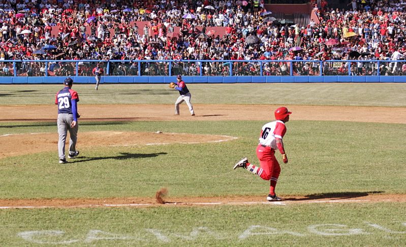 AdelanteCuba's tweet photo. Como ocurrió en el estadio Cándido González, las gradas recibieron llenas a su equipo en el Victoria de Girón. Allí se respiraba la gran ambición por el título. "Inning a inning, tercer juego de la final 🐂(#Camagüey) vs.🐊 (#Matanzas) https://t.co/mIpgKYp56N.
#Béisbol #15Ene https://t.co/e9T10V76zN