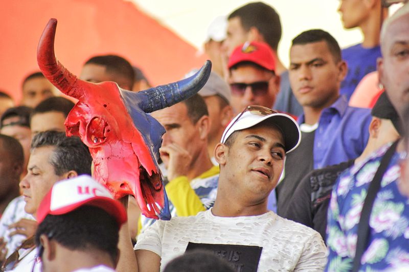 AdelanteCuba's tweet photo. Como ocurrió en el estadio Cándido González, las gradas recibieron llenas a su equipo en el Victoria de Girón. Allí se respiraba la gran ambición por el título. "Inning a inning, tercer juego de la final 🐂(#Camagüey) vs.🐊 (#Matanzas) https://t.co/mIpgKYp56N.
#Béisbol #15Ene https://t.co/e9T10V76zN