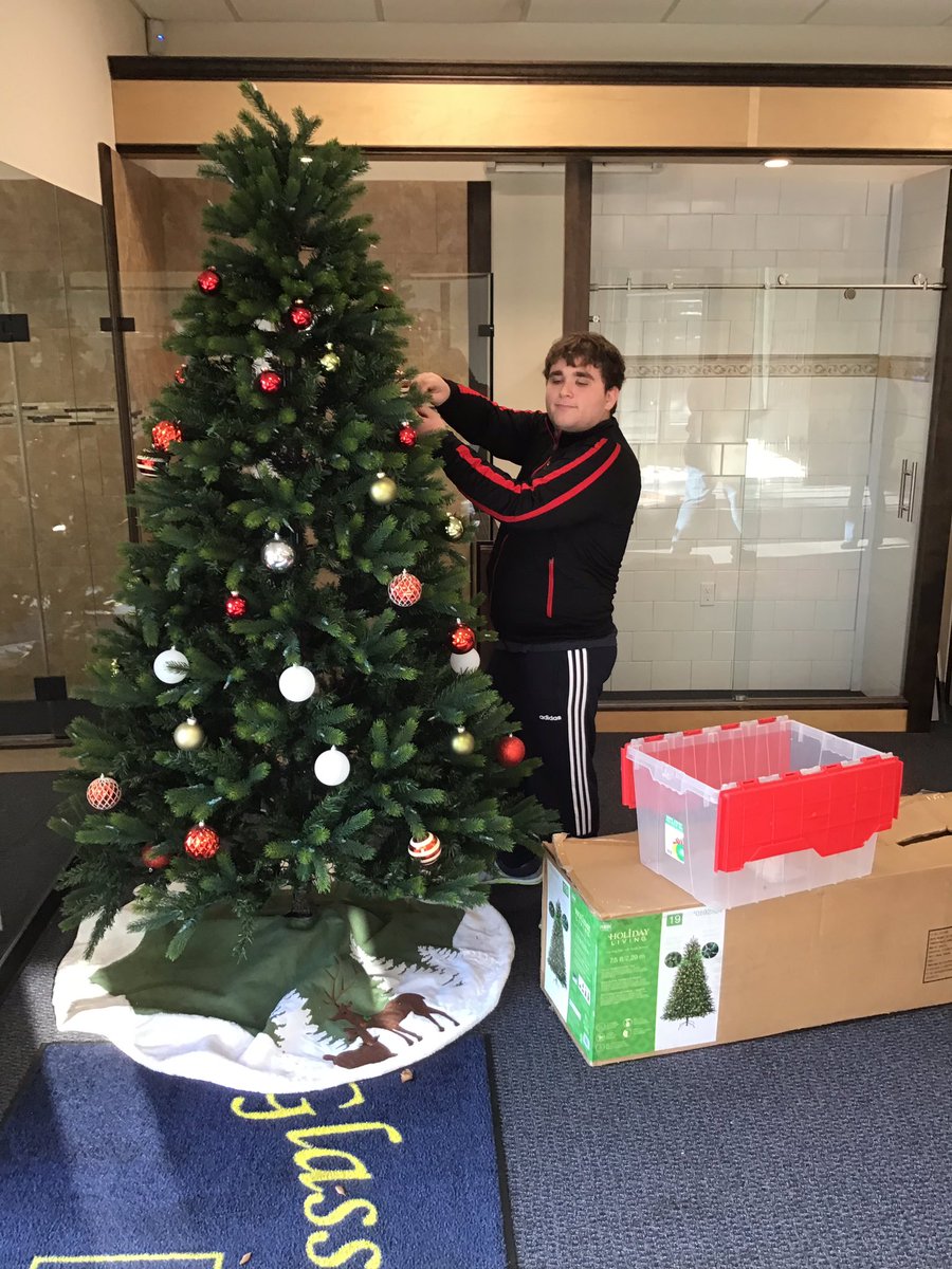 LHSCareerSkills's tweet photo. Today was our first day working with a new community partner Glass Castle.  Nice work Ethan! @MicheleDeremer https://t.co/VS8trqod6V