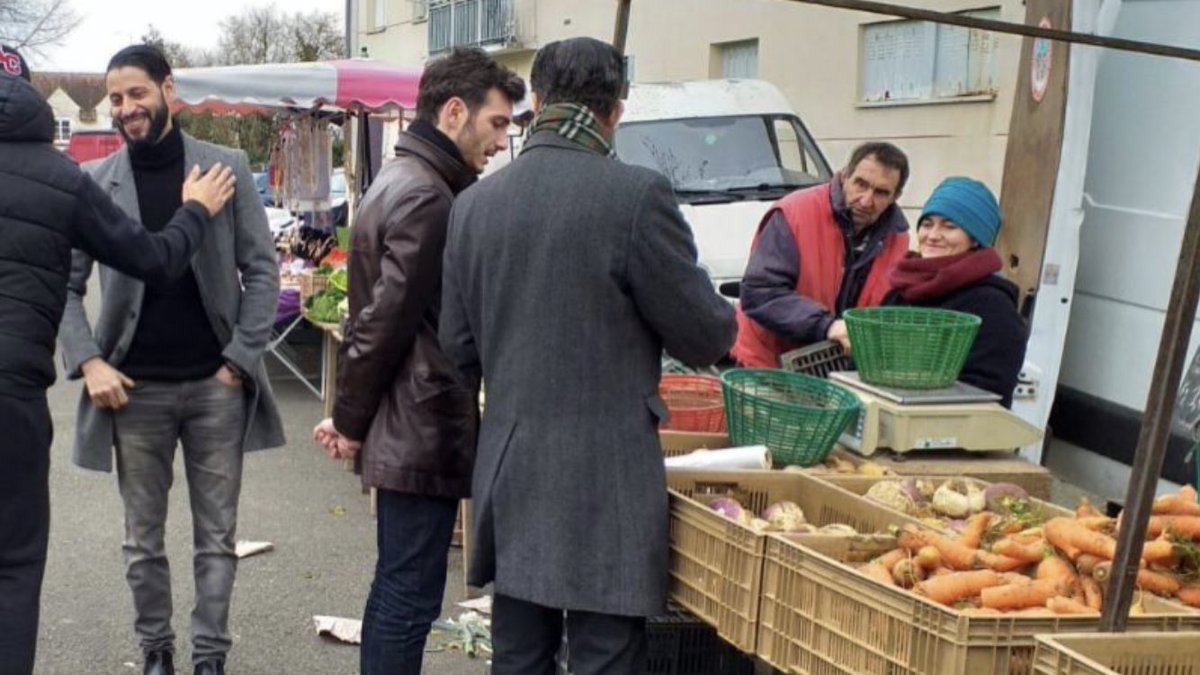 _MaximeDavid's tweet photo. Rencontres ce matin avec les commerçants du marché Le Moulec et les habitants du quartier. #RenouveauDrouais https://t.co/iLC7VDP589