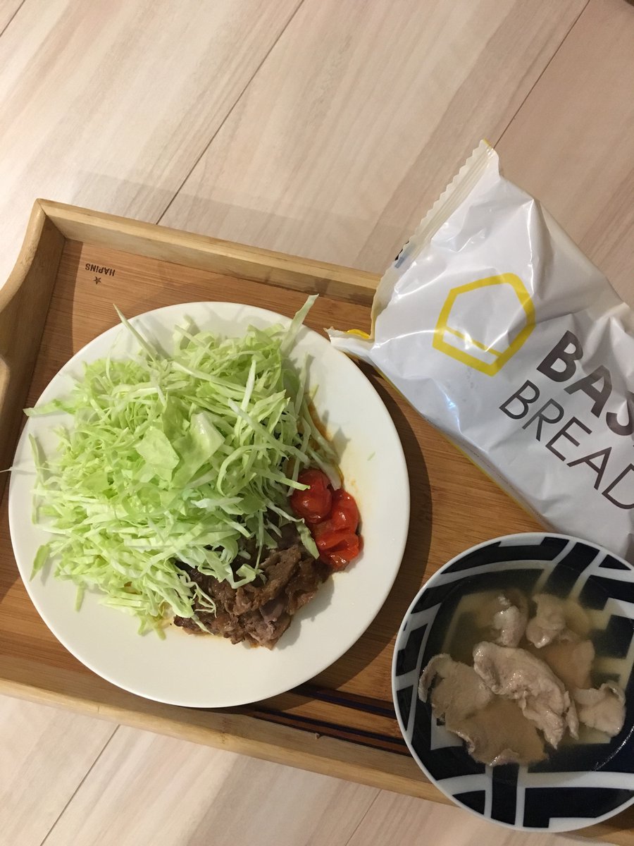 you_base's tweet photo. #BASEFOODCAMP 
DAY8🍽よるごはん
ベースブレッド1こ
豚ロースのトマト照り焼き
豚ロースのしょうがスープ

ぶた消費用レシピ☺️🌸
ベースブレッドはやっぱりチン😍
はじめて写真がおいしそうに取れた気がします💖 https://t.co/uogSGZvDSY