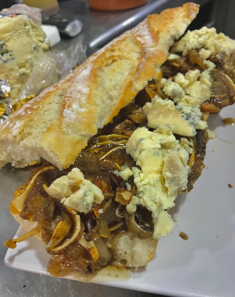 Hidalgoss56's tweet photo. Ven a probar nuestro bocadillo de Oreja con queso azul y salsa pegalabios #casqueriafina #delcerdohastalosandares #bocadilloespecial #algoserio #elchefdelvino https://t.co/Qs5oS89wBB