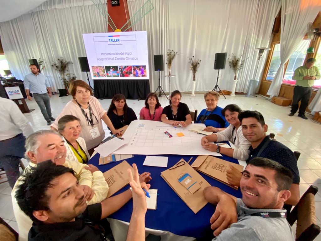 INDAP_Chile's tweet photo. 135 #PequeñosAgricultores de la #RegiónMetropolitana son parte de este taller. Juntos identifican las amenazas de la sequía en su región para luego definir y priorizar iniciativas que permitan disminuir la vulnerabilidad d la #AgriculturaFamiliarCampesina ante este fenómeno https://t.co/X1cioa0asc