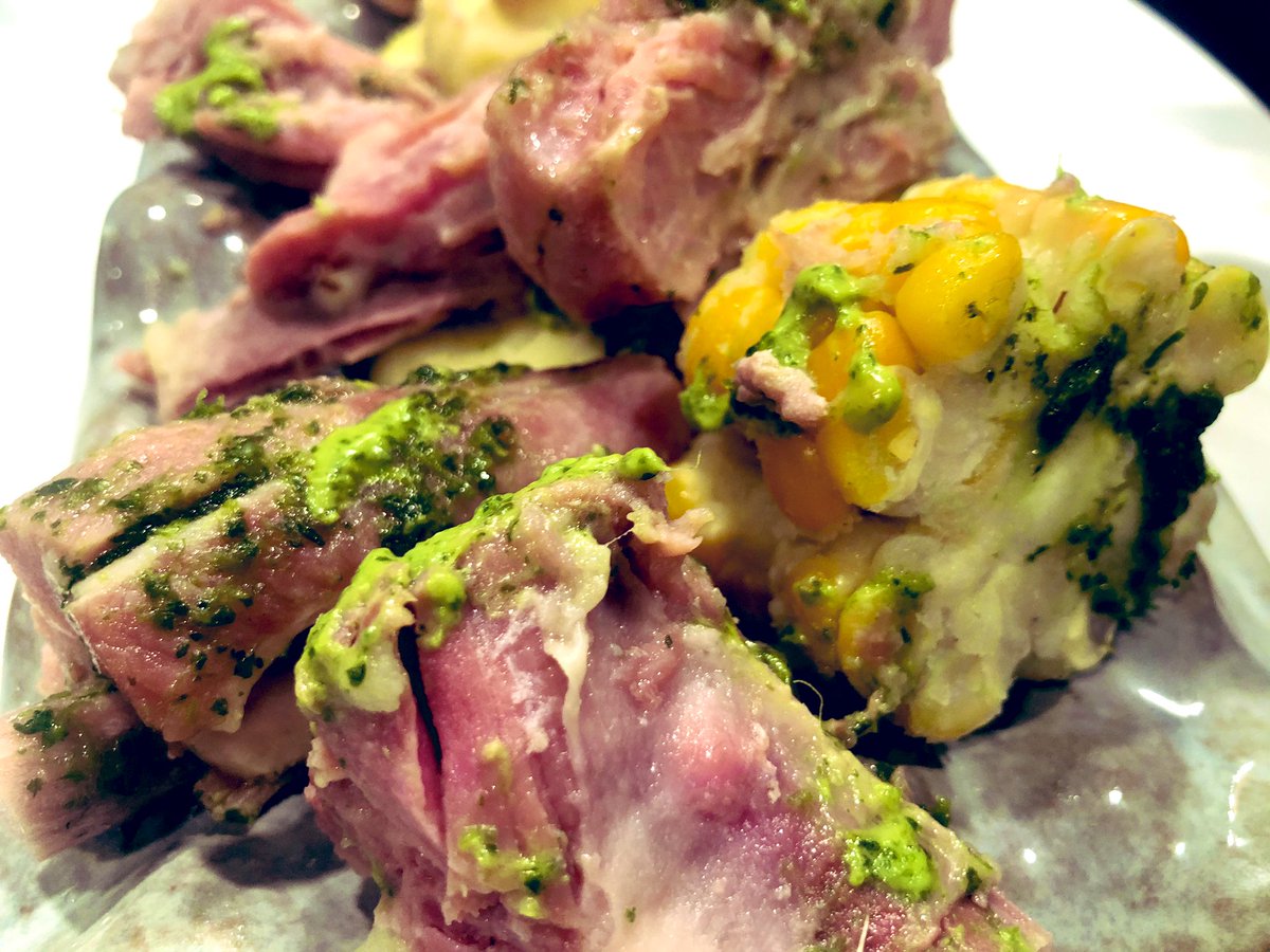 juliaplozano's tweet photo. Un pedacito de #tenerife en #REALEMF20
Las míticas costillas con papa y millo de #CasaTomas👏🏻👏🏻👏🏻👏🏻
#foropapa 😉 https://t.co/r79KhENGen