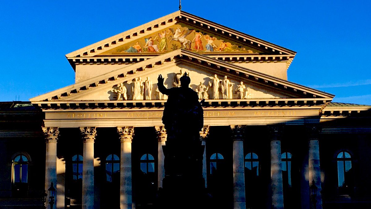 TobiasBringmann's tweet photo. Wintersonne heute in #München, Max Joseph als Schattenriss auf dem Nationaltheater.
#MaxJosephPlatz @bay_staatsoper https://t.co/3w6qqcqBao