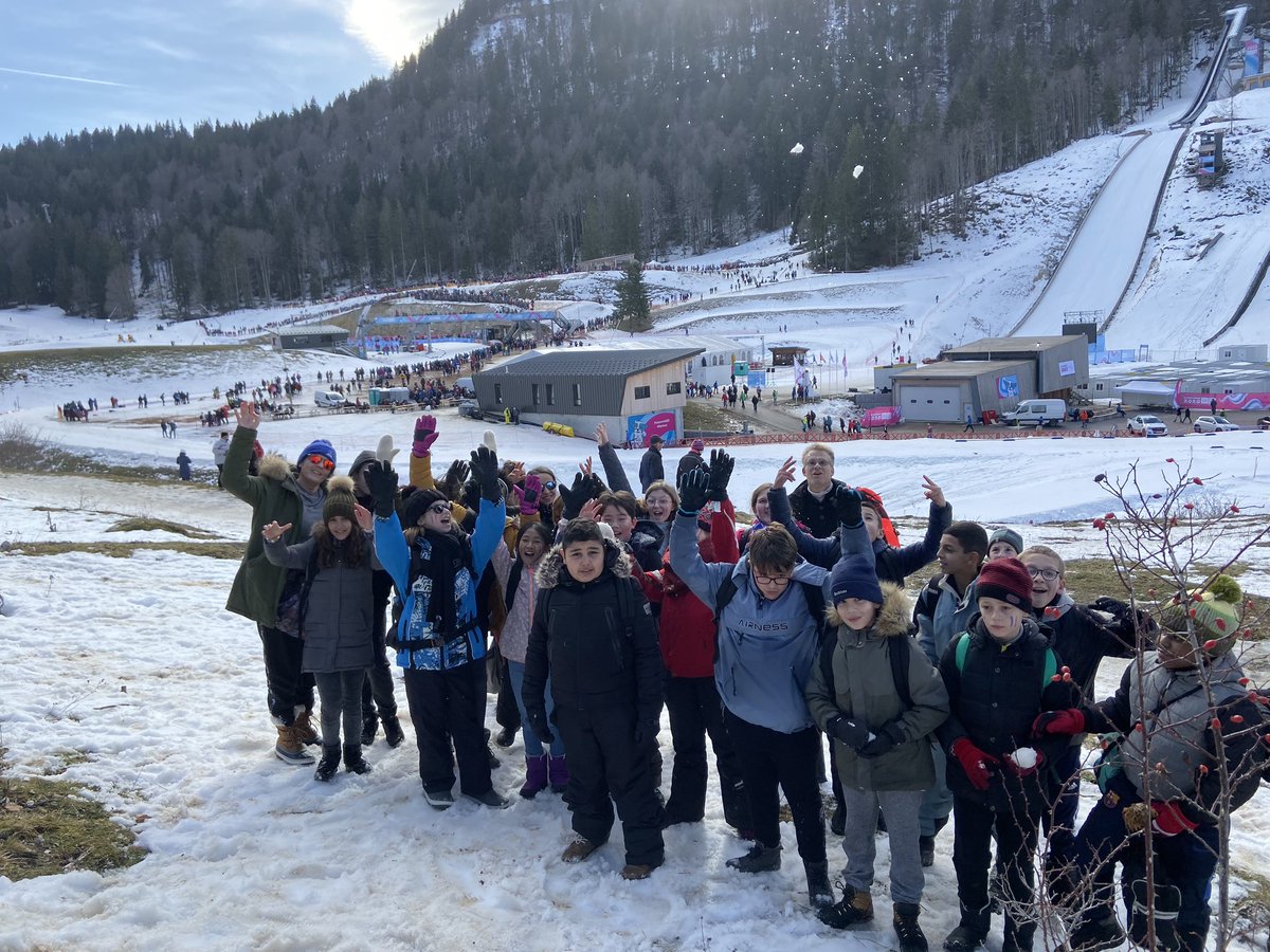 CROS_BFC's tweet photo. ➡️ Des souvenirs pleins la tête, de l’ambiance, des sportifs, la flamme olympique... Les 400 jeunes qui sont venus sur le site @Lestuffes2020 grâce au @CROS_BFC ont eu des choses à raconter à leur famille en rentrant ce mardi soir aux 4 coins de la @bfc_region... 🤩 https://t.co/nnp6xEwhBb