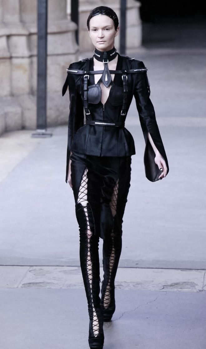pughatory's tweet photo. alexander mcqueen. ready to wear. fall 2011. https://t.co/Hd5EgDwu8p