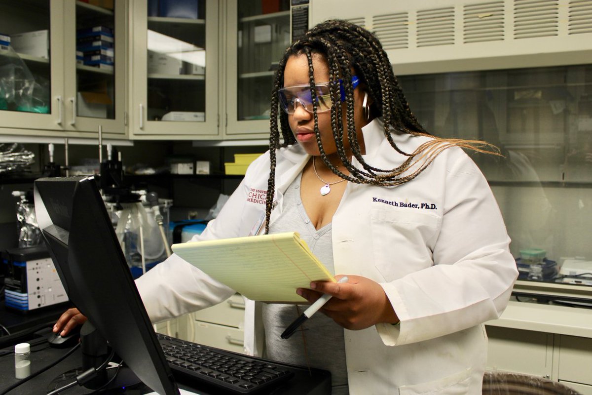 UCCancerCenter's tweet image. High school students! Undergraduates! Applications for our #researcHStart and #ChicagoEYESonCancer programs are due MONDAY, JANUARY 20th. See you this summer! uchicagomedicine.org/cancer/educati… @UCCancerCenter @UICancerCenter @CancerCenterIL @LurieCancer @RushCancer