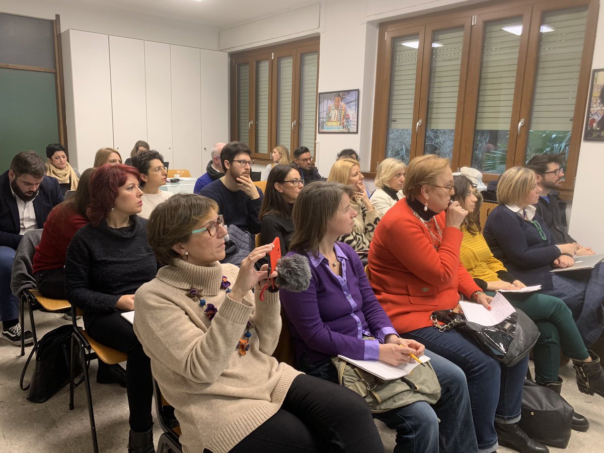 #PILLOLEDIFIRMAZIONE/2-Scrivere un articolo su <a href="/LinkedIn/">LinkedIn</a> è strumento utile per i #giornalisti, aiuta ad accrescere il #professionalbranding. Molto efficace il corso di #MariaLetiziaRusso di @LinkedIn4biz:strategie vincenti per farsi trovare sul web e creare occasioni occupabilità