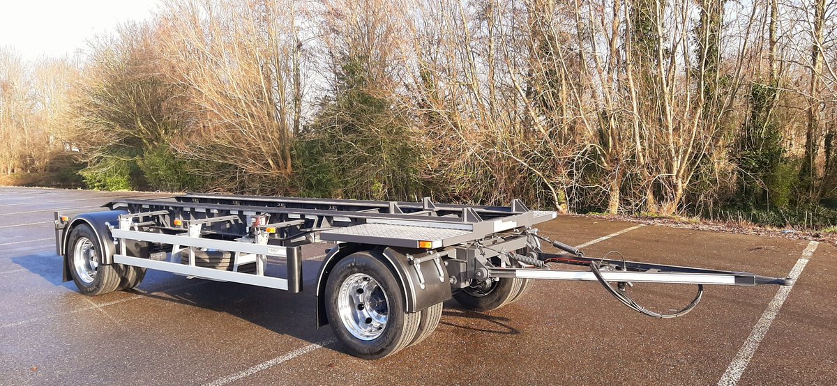 Burgtrailers's tweet photo. Een nieuwe Burg container aanhangwagen staat klaar voor levering aan Handelsonderneming #Oostdam. Deze speciale 2 assige aanhanger is geschikt voor Multilift kabelsysteem en o.a. voorzien van looprollen en versterkte aanslagnokken. #veelplezierigekilometers #metaalrecycling https://t.co/5rDr03ENEA
