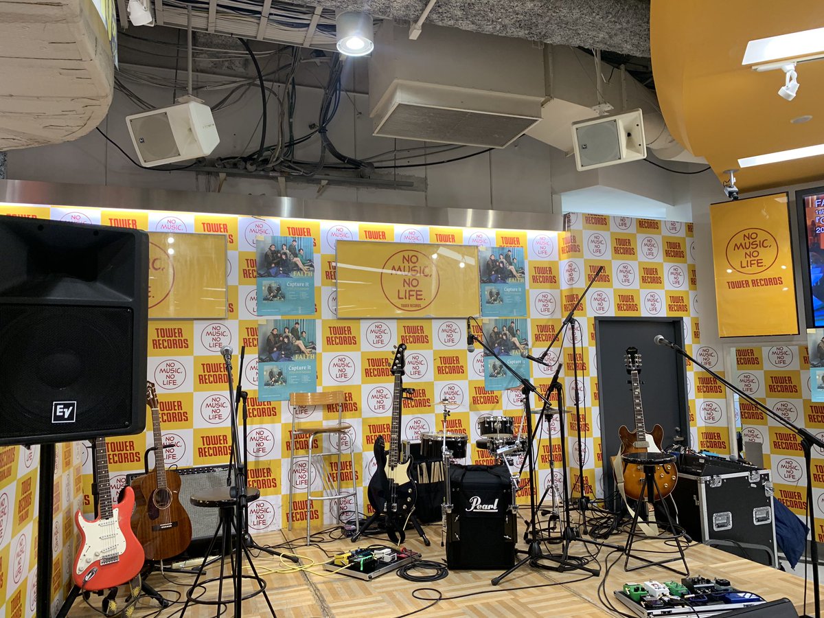 takayukibluesky's tweet photo. 今日はFAITHの
メジャーデビューアルバム
 “Capture it”
発売と記念すべき日だったので新宿タワレコへ💫

イベントも多くの人が集まってたし、歌声&amp;演奏もMCも良かった👍

その後、四千頭身のラジオにゲスト出演ということで代々木へ📻🤣

#FAITH
#Capture_it
#四千頭身 #四千ミルク

#おめでとう https://t.co/25sFp4ifTe