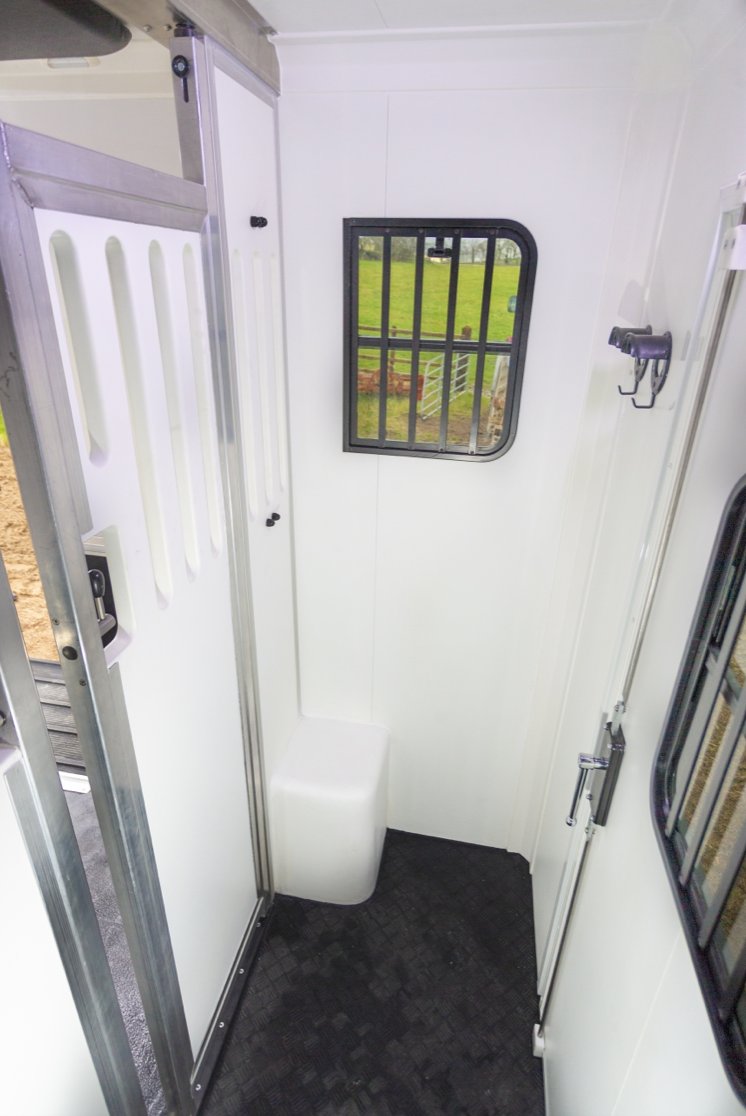 OverlanderV's tweet photo. This is the Rear Tack Area of our R160 2-Stall Horseboxes.

The rear groom’s area comes standard with two clip up saddle racks and 2 bridle hooks. The seats can also be used for rest and relaxation! 🏇

#horsetransport #horses #horsebox #equestrian https://t.co/Fyf53Yf5MW