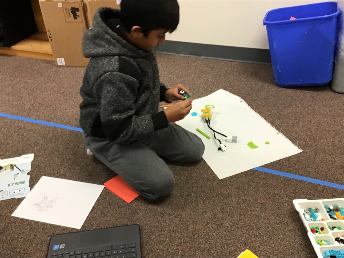 ashleyelm_gt's tweet photo. We took observations and found solutions and this helped us with building and programming cars,animals, and gyro makers. #un4gettable #FISDQUEST #Tweeteroftheday @AshleyElem @MrsSarahBedell @MrsJones_4th @LEGO_Education https://t.co/Bp27rvXR6O