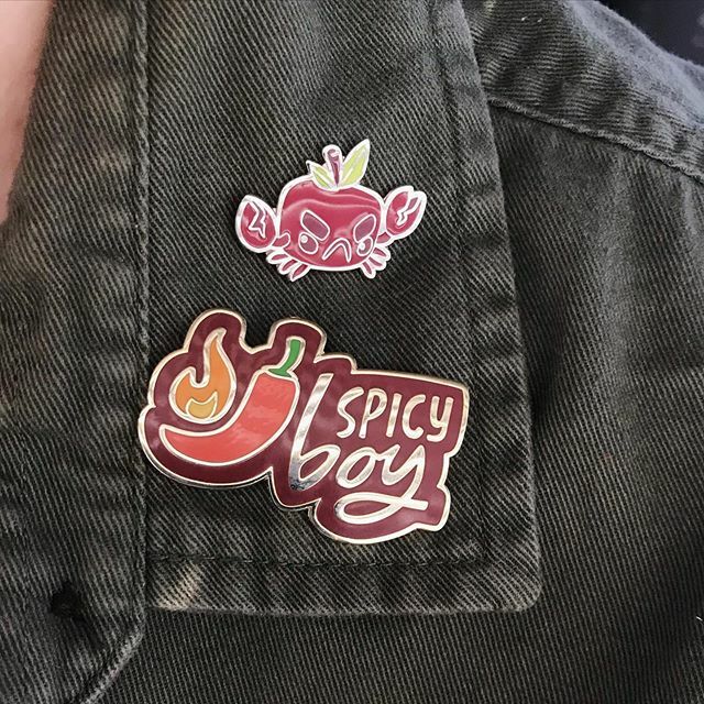 omgHanners's tweet photo. Today's selection 🌶🦀🍎 low stock on spicy boys in the shop. Recently moved so haven't been as active. Hope everyone had a good new year 🎉 #spicyboy #crabapple #enamelpin #pindesigner #pinstagram #omghanners https://t.co/VgMVsJwHpd https://t.co/8BGVAfWo1v