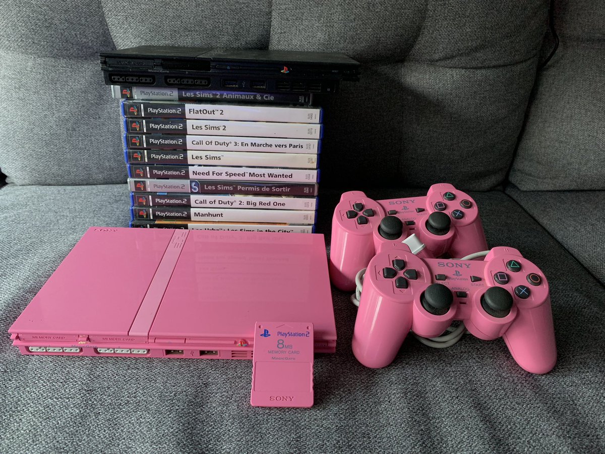 Fourbi_'s tweet photo. Le lot #retrogaming du jour !! On retombe sur de la #ps2 avec la magnifique slim pink et la traditionnelle slim noire ! Le tout avec 2 manettes, carte mémoire et quelques jeux 😉 https://t.co/cnMnpOKixP