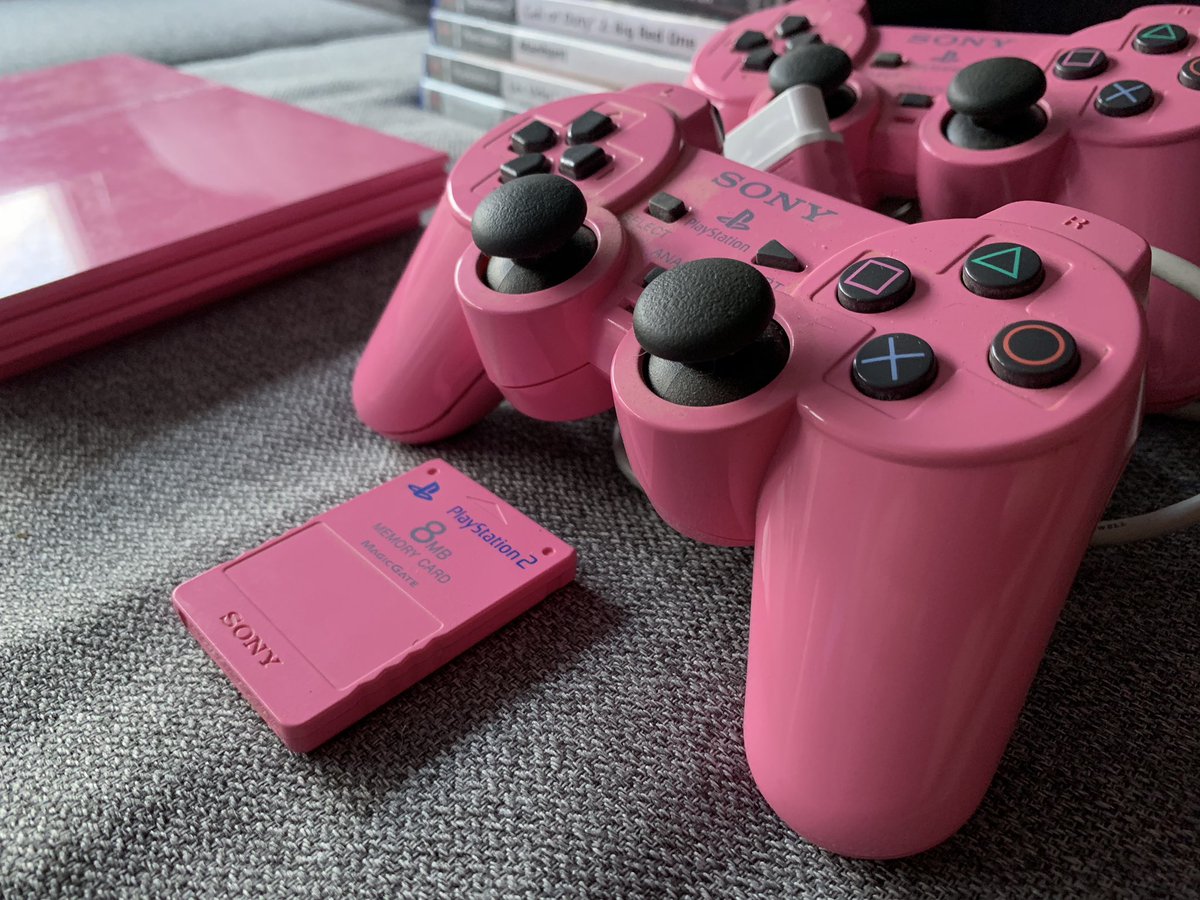 Fourbi_'s tweet photo. Le lot #retrogaming du jour !! On retombe sur de la #ps2 avec la magnifique slim pink et la traditionnelle slim noire ! Le tout avec 2 manettes, carte mémoire et quelques jeux 😉 https://t.co/cnMnpOKixP