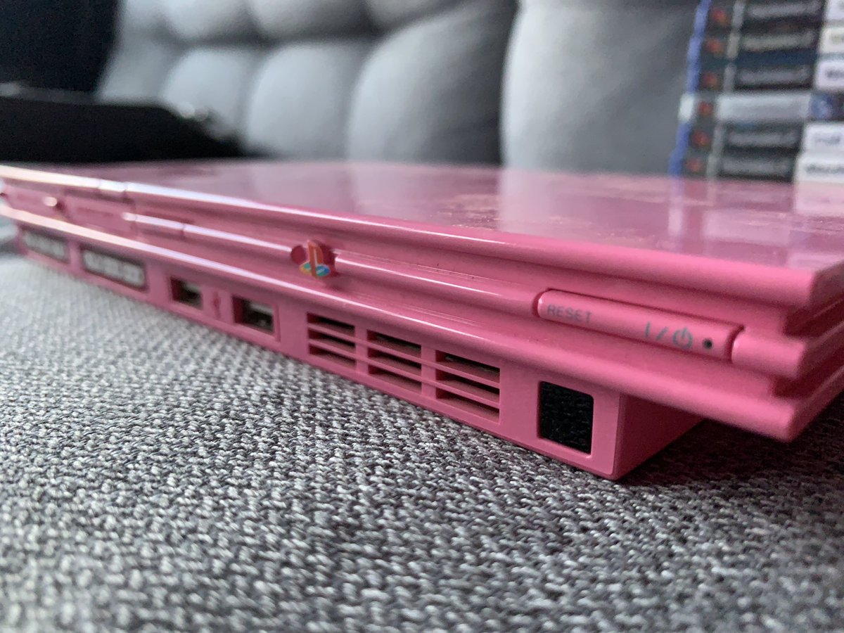Fourbi_'s tweet photo. Le lot #retrogaming du jour !! On retombe sur de la #ps2 avec la magnifique slim pink et la traditionnelle slim noire ! Le tout avec 2 manettes, carte mémoire et quelques jeux 😉 https://t.co/cnMnpOKixP