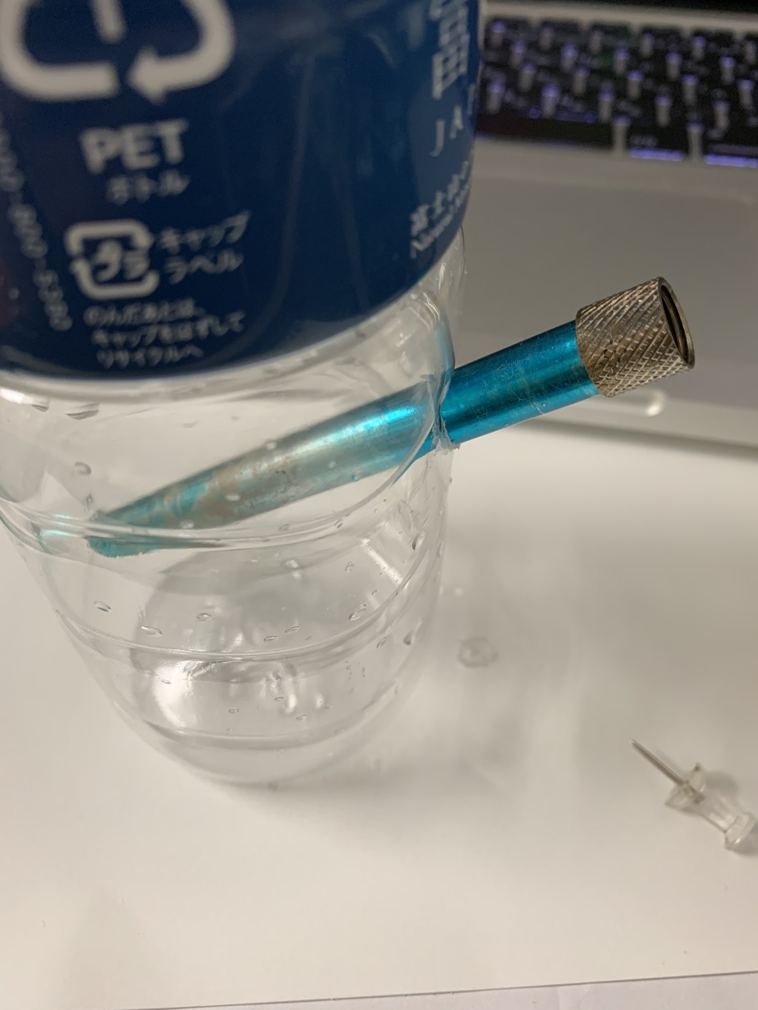 تويتر アムス على تويتر ボングの作り方 画鋲で刺し刺し ハサミで整える アムス用に作って見ました ボング 水パイプ 大麻 4life T Co Ogn4ufo1s5
