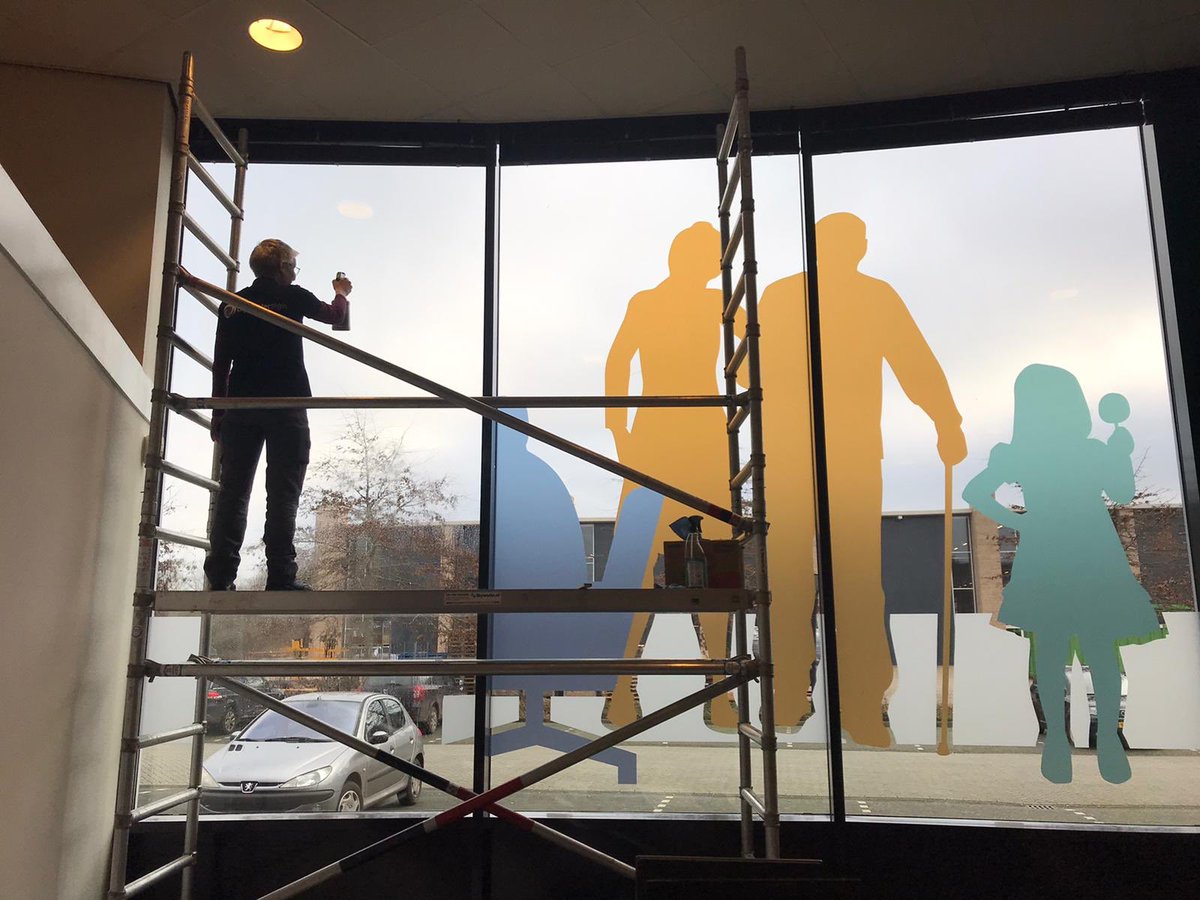 Diepe buiging voor deze Werkervaringskandidaat! Doorzetter die haar eigen grenzen heeft verlegd. Met dank <a href="/winkelsteenwijk/">KringloopSteenwijk</a>, #KarolienJansen &amp; diverse WEP-werkgevers. Van harte met overgang van WEP in baan bij <a href="/bijzonderdruk/">bijzonderdruk</a> #BijzonderSign! Succes! <a href="/Steenwijkerland/">Steenwijkerland</a> <a href="/BCSteenwijk/">BC Steenwijkerland</a>