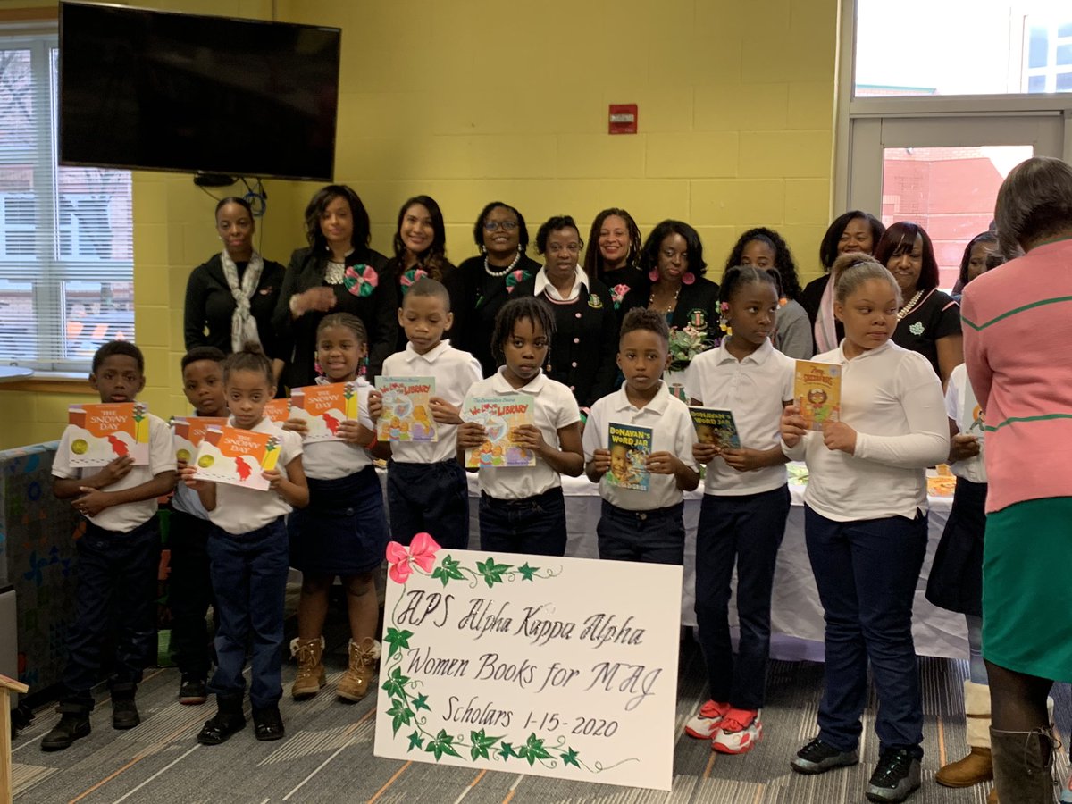 JenWinSaunders's tweet image. You get a 📖! Every one gets a book! In honor of our 112th Founders Day, @apsupdate sorors provided a book to every student at @APSMAJ_Elem #firstandfinest #APSRACE2Read #sisterhood #service #scholarship 💗💚