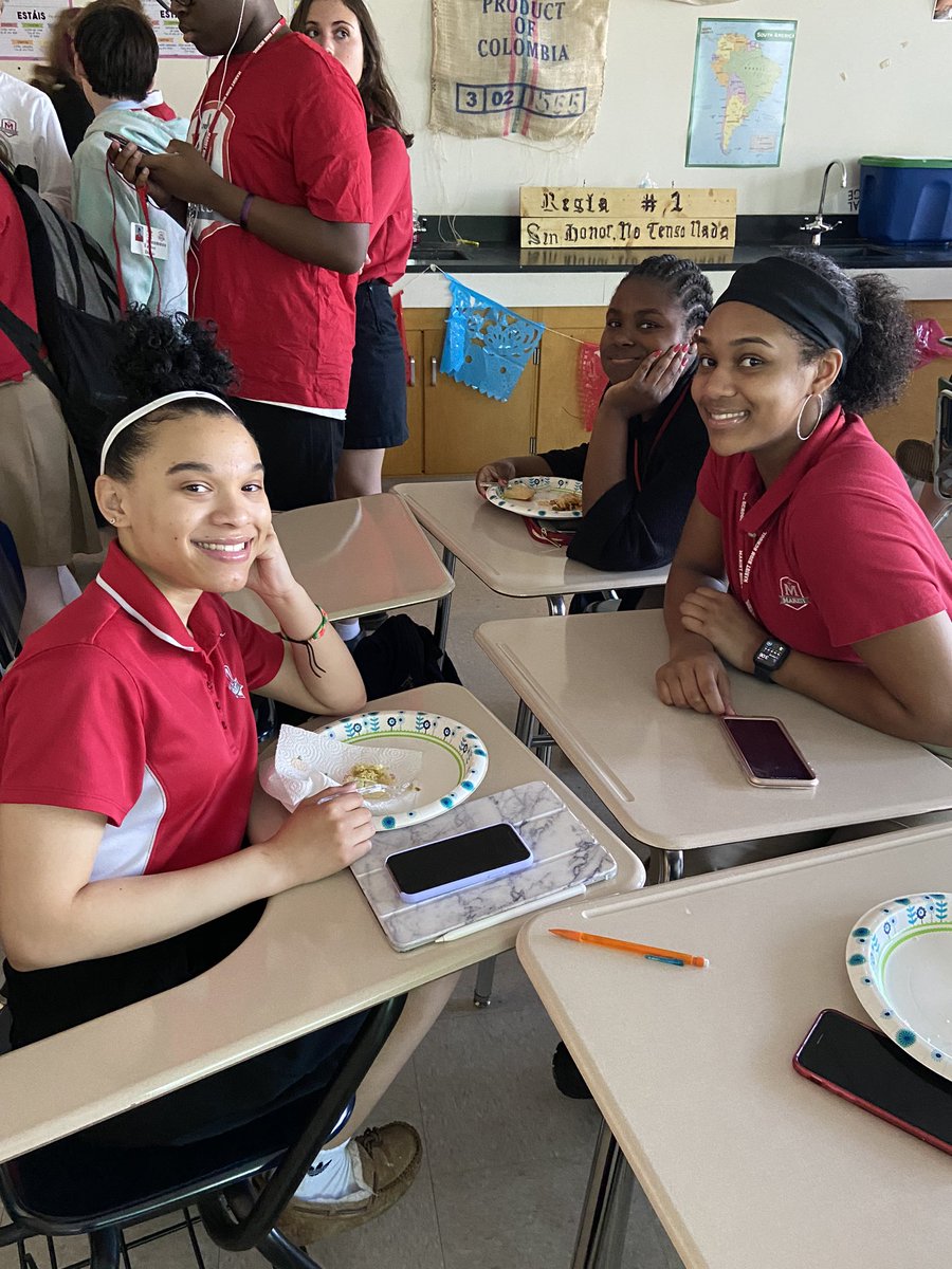 RedHawk_Spanish's tweet image. Gracias to all who came to our New Years party! Hope you all have buena suerte en 2020!