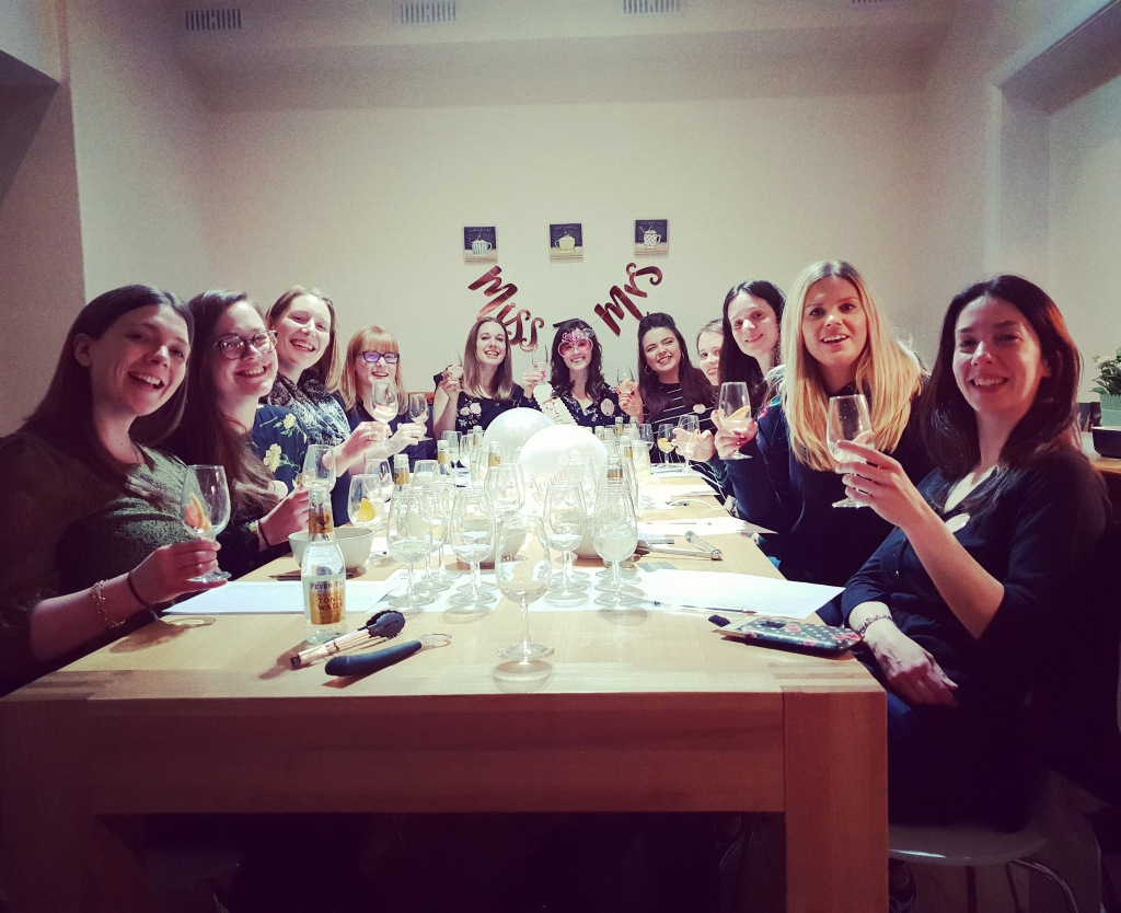 Distilledevent's tweet photo. Gin Tastings For Your Hen Party In The Peak District in 2020! https://t.co/h3l4j7VS5g https://t.co/Rjy3s0Md3H