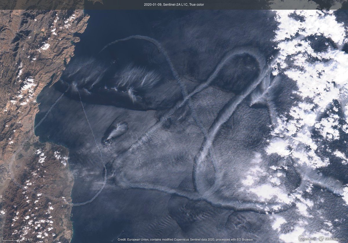 sgascoin's tweet image. What are these triangle clouds in the Gulf of Oman!? It looks like contrails but why this trajectory? #Geomystery Image captured on 2020-Jan-09 by #Sentinel2 @CopernicusEU @HarelDan
