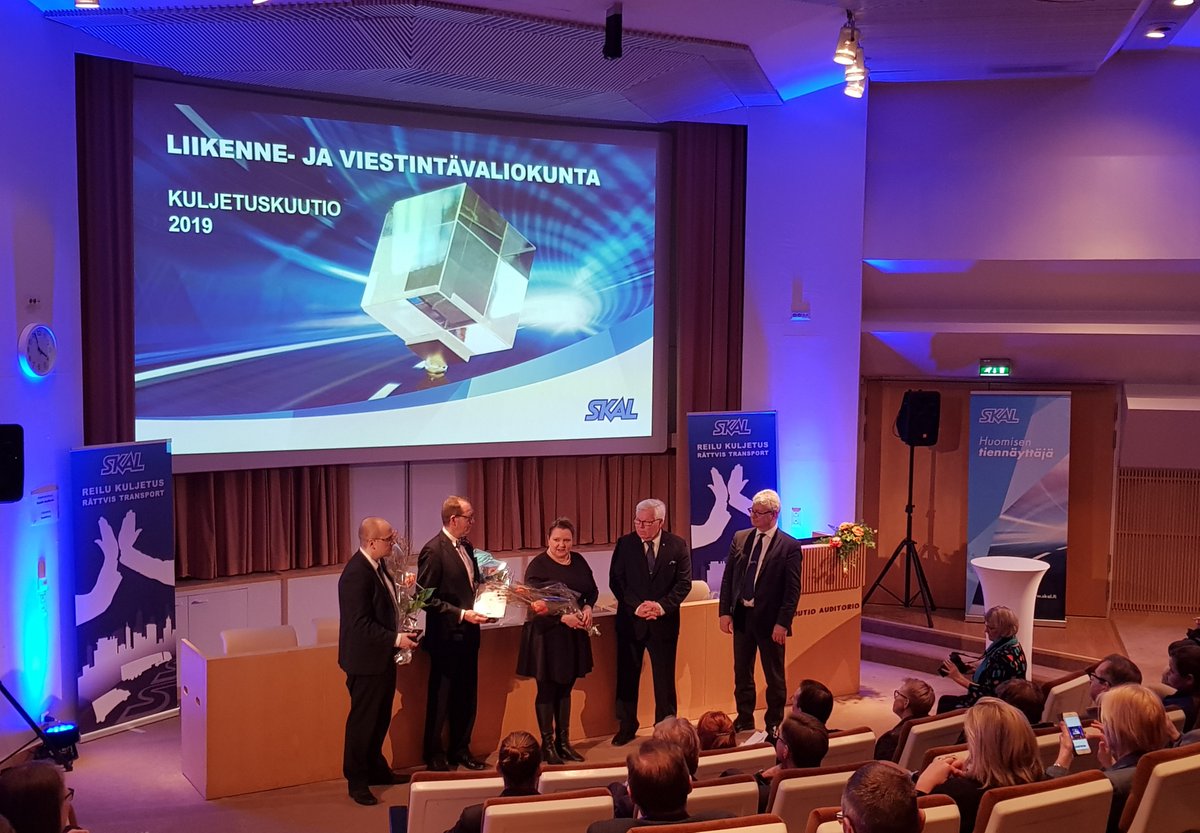 SKALry's tweet photo. Vuoden 2019 #Kuljetuskuutio-palkinto myönnettiin #liikennejaviestintävaliokunta @SuomenEduskunta arvostaen hyvää vuorovaikutusta ja vaikutusarviointia. Palkinnon vastaanottivat puheenjohtaja @SunaKymlinen ja valiokuntaneuvokset https://t.co/pdJp2dKlRB https://t.co/HTW6IGvOFm