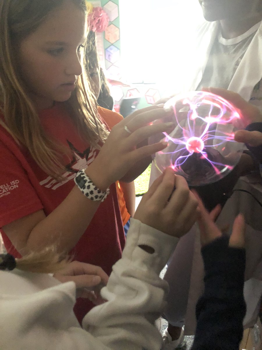 MissLimTCE's tweet photo. 4A had so much fun learning about electricity with Dr.D! 💡🧲🔋#tce4th #BetterTogether #hightechhightouch https://t.co/k2QizY1hgp