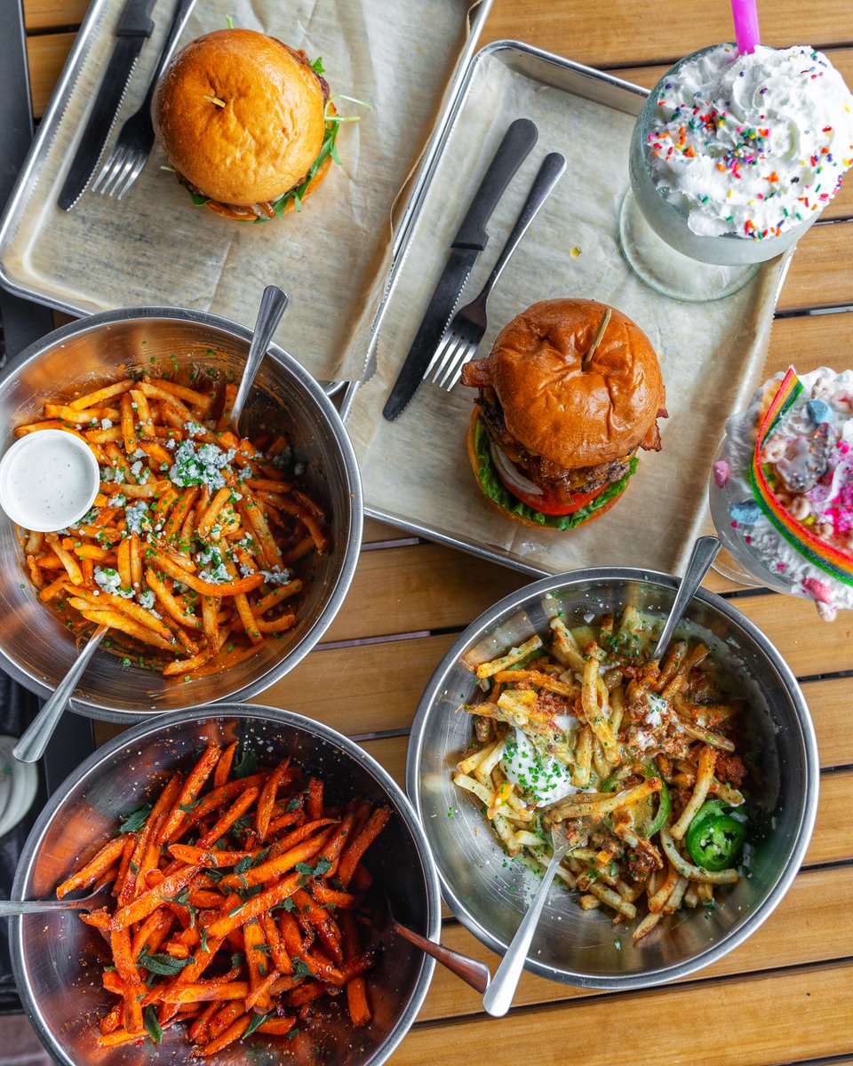 One carb-o-licious meal! 🙌 📍: @hopdoddy at @PointeOrlando 📷: @cheatdayeats