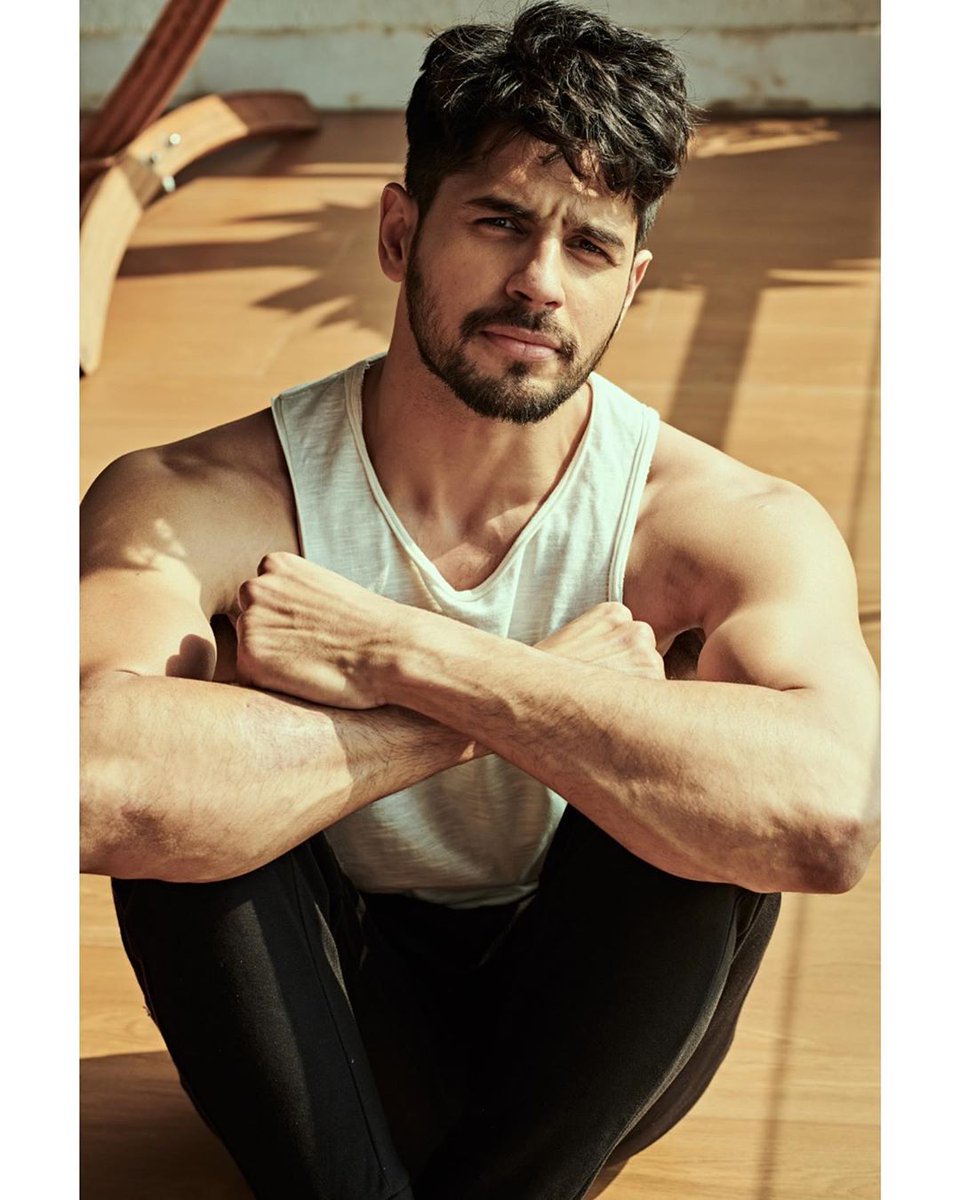 rahaf_rifa's tweet photo. Trust me 35 never looked this good !🤦🏻‍♀️

#HappyBirthdaySidharthMalhotra https://t.co/9i5p0d3ojI