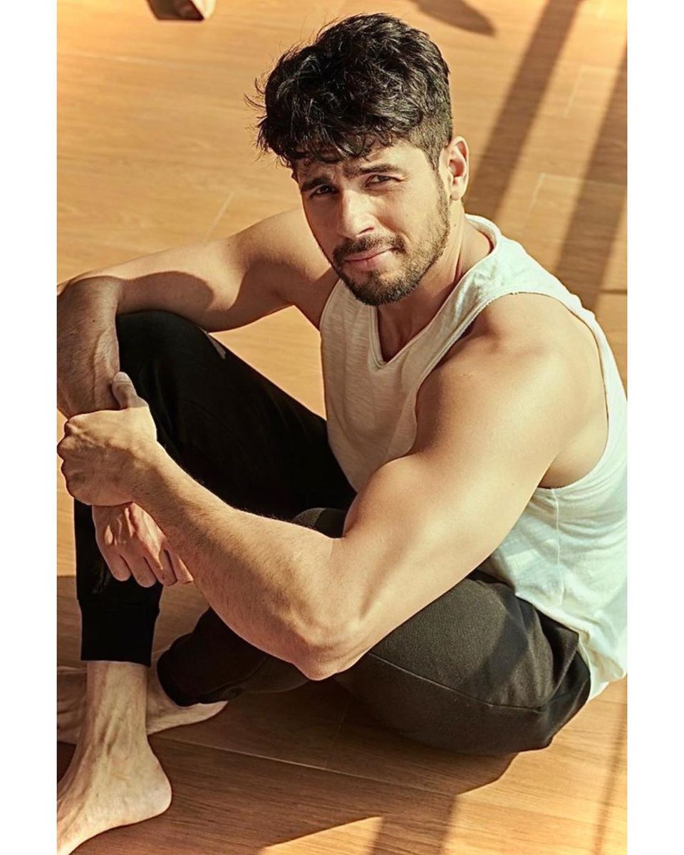 rahaf_rifa's tweet photo. Trust me 35 never looked this good !🤦🏻‍♀️

#HappyBirthdaySidharthMalhotra https://t.co/9i5p0d3ojI