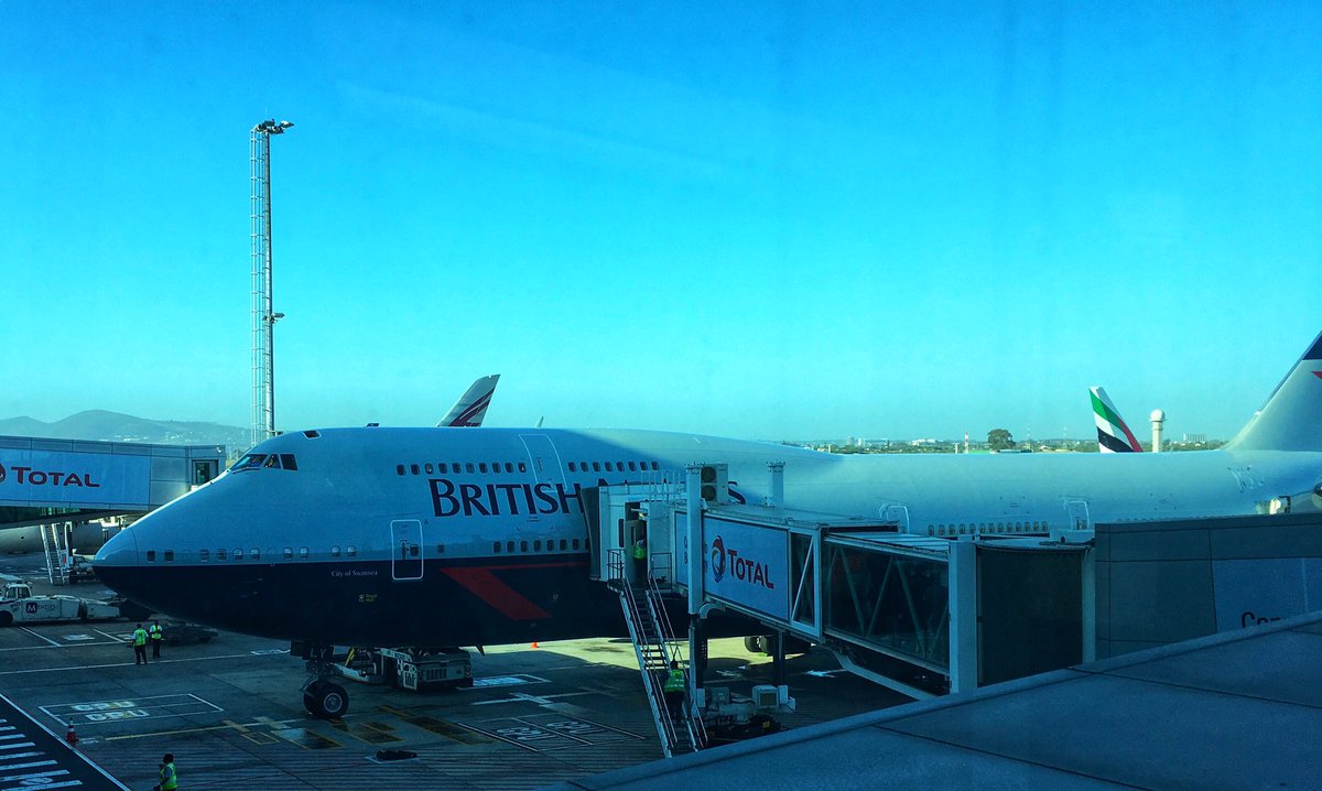 Tommylism's tweet photo. It’s #Landor to London tonight, looking very smart. The flightdeck ‘sunroof’ is open. It must be warm! #BA58 https://t.co/dMok9hiCNp