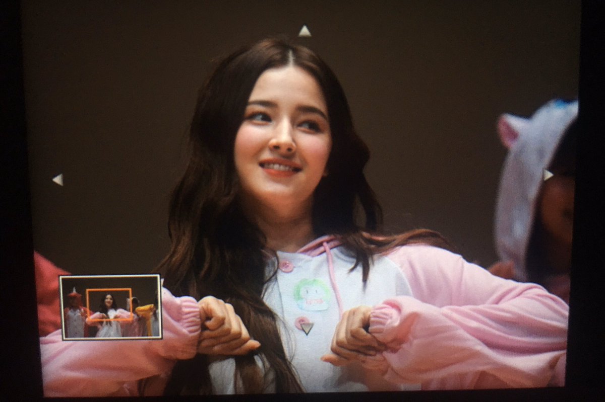 _ShootingStar4's tweet photo. 200112 대방 팬싸인회 
Thank You 😭😭😭
——————————
#모모랜드 #MOMOLAND 
#モモランド
#낸시 #NANCY 
#GRU #그루
#ナンシー
#무지개공주
#Thumbs_Up 
@MMLD_Official https://t.co/iRj09Jdl87