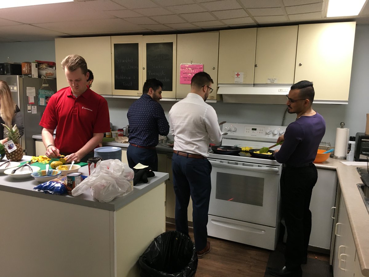 GenNextUW's tweet photo. These wonderful #DoGooders from @scotiabank Young Professionals prepared a delicious meal this morning at #NRAWP Breakfast Club! 🥭🍍🍳🥓❤️ #ThankYou #LocalLove #OurVolunteersRock https://t.co/Qs5Kh9jQwA
