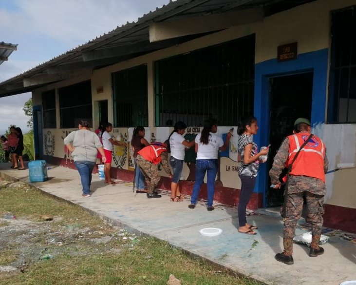 BEOSelva's tweet photo. #BEOSelva A través del Destacamento de Relaciones Civiles Militares y Asistencia Humanitaria, se realizó remozamiento de pintura y entrega de ecofiltros  en el Instituto Nacional de Educación Básica aldea La Caoba, La Libertad, #Petén, en beneficio de la niñez y educación. https://t.co/neobm4FI9A
