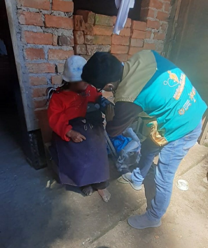 DPS_LosRios's tweet photo. #Bolívar | La labor del #MédicoDelBarrio es garantizar que los servicios de salud lleguen a toda la población prioritaria y vulnerable; en esta ocasión se brinda seguimiento y atención médica integral a adultos mayores de sector Castillo del cantón #Guaranda
#MSPdeTodosyParaTodos https://t.co/Z3L1Q9J57f