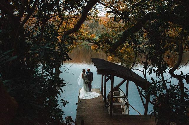 Yet to find a photo of the lake that doesn’t look simply stunning, this blissful snap @rusticlovebirds .
.
ohh!! And did you know the REGISTRY OFFICE have announced you can now book wedding ceremonies 3 years in advance? ... a whoop for brides everywhere… ift.tt/35VGieP
