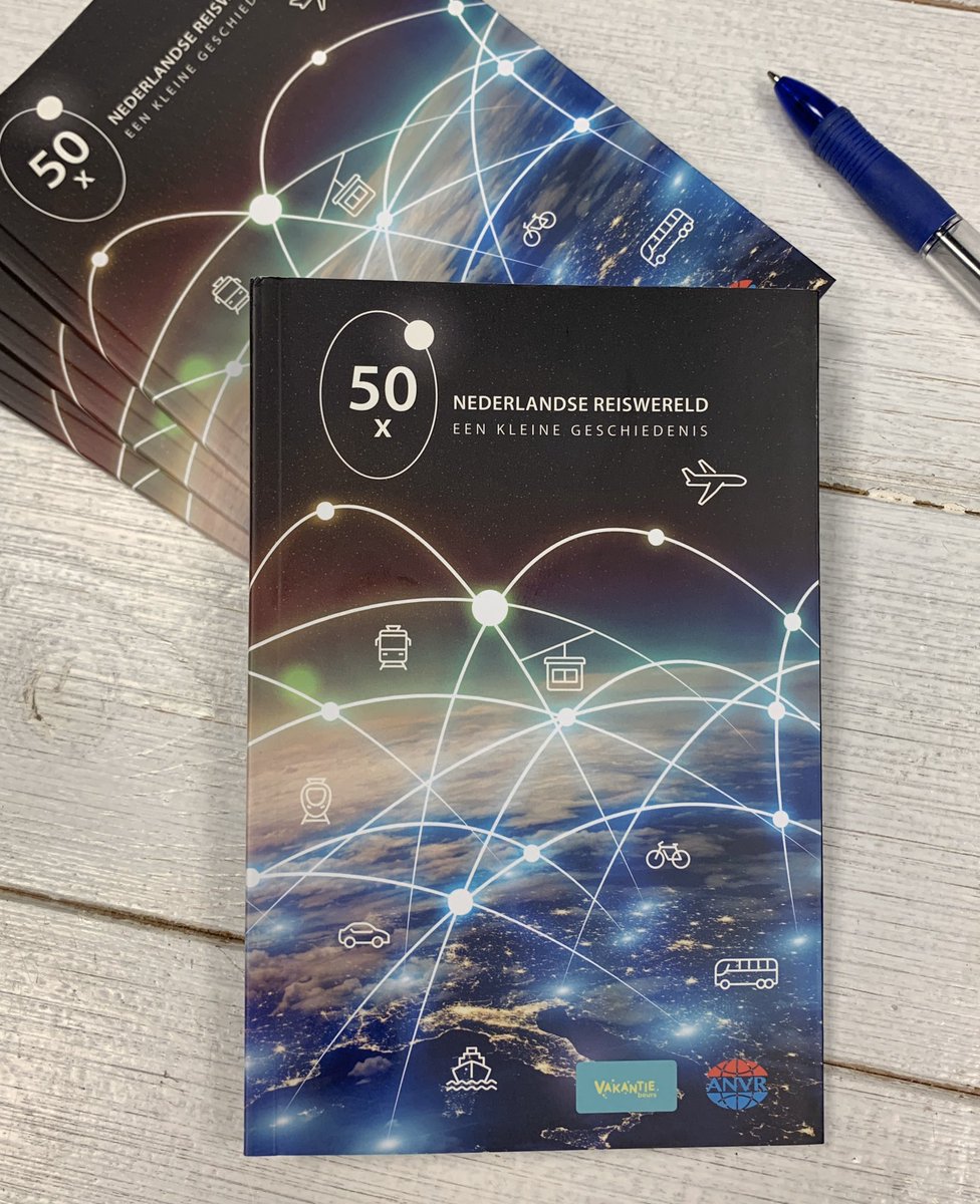 Tijdens de opening van de 50e editie van de #VakantiebeursVakdag overhandigde @frankoostdam het door #Vakantiebeurs en @ANVR verzorgde boekje ‘50x Nederlandse reiswereld, een kleine geschiedenis’ aan de burgemeester van Utrecht. Bekijk het boekje via bit.ly/2Tq7HD5 #ANVR