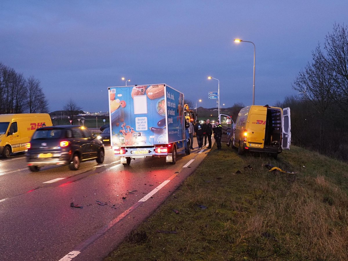 Bestuurder bezorgbus gewond na aanrijding in Spaarndam..