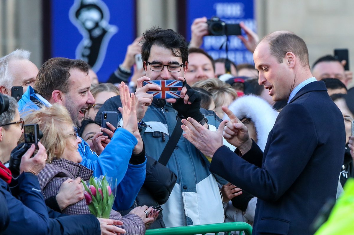 👑 Prince William demonstrates his British sign language to a member of public (Craig Hudson) outside City hall   #DukeandDuchessofCambridge #bradford #Royals #dukeofcambridge #RoyalVisitBradford #britishsignlanguage <a href="/KensingtonRoyal/">The Prince and Princess of Wales</a> <a href="/bradfordmdc/">Bradford Council</a> <a href="/BritishSignBSL/">British Sign Language</a>
