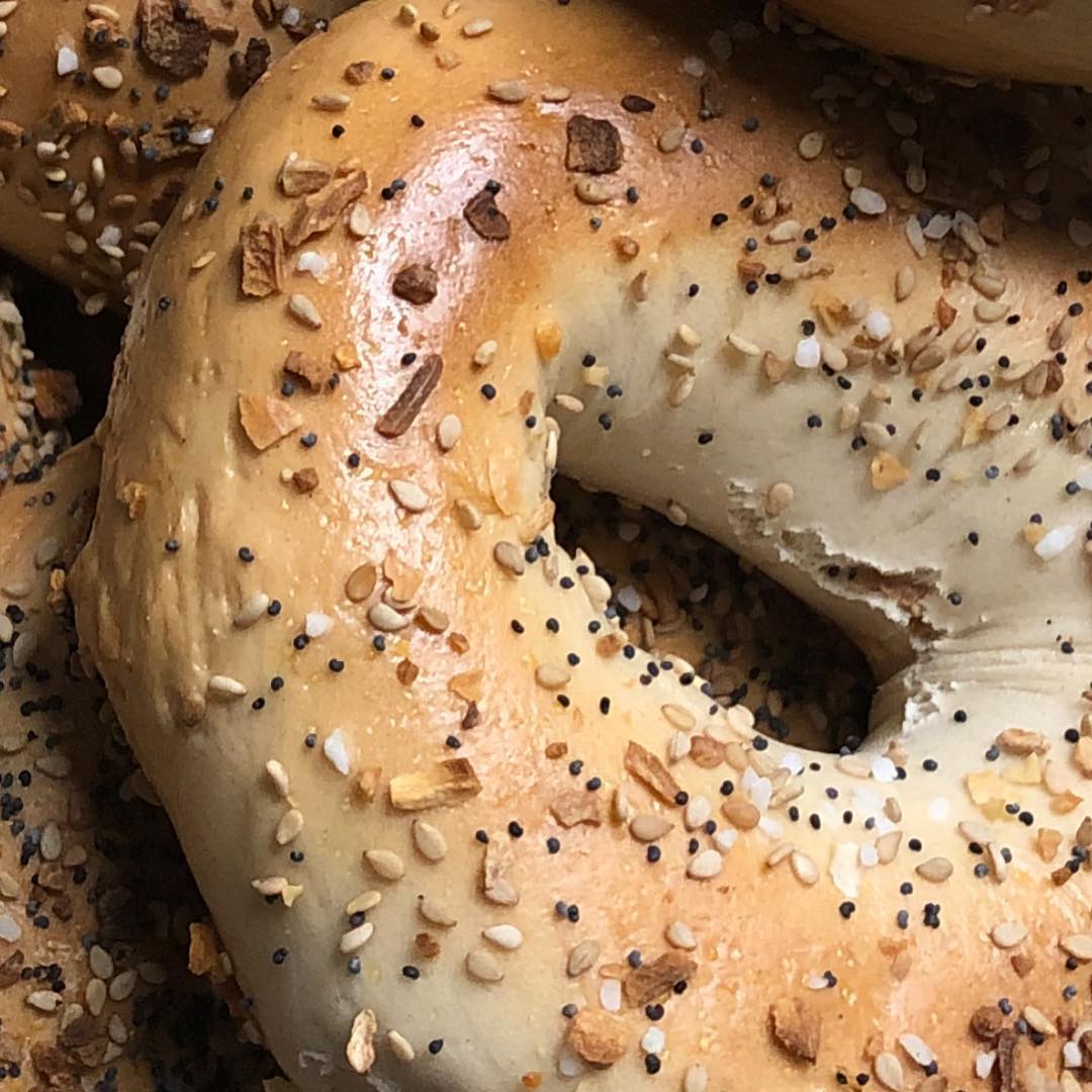 ext54's tweet image. Quick stop at @coreysbagels to celebrate #NationalBagelDay with one of our favorite bagels, the everything bagel. 😍 What's your favorite bagel?
📸 IG @coreysbagels #bagels #chicago #deli